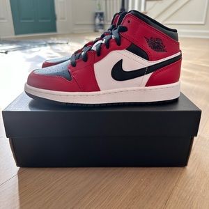 NEW Air Jordan 1 Mid GS size 4Y